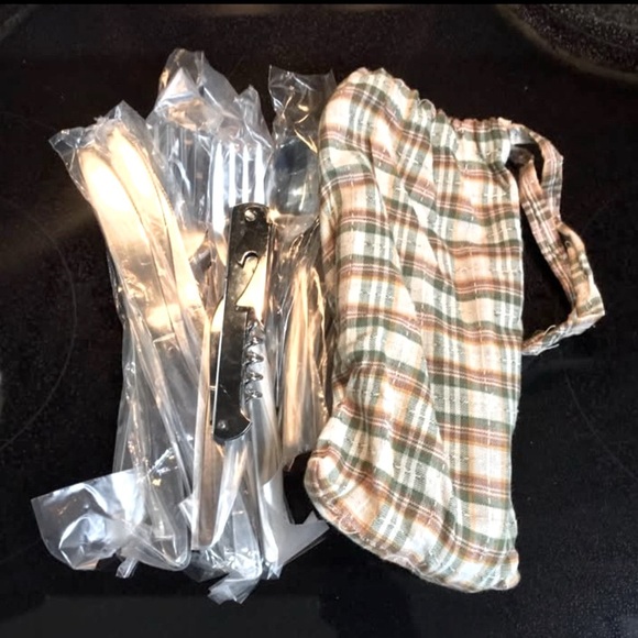 ✨HOST PICK✨ Vintage Stylish Cool Wicker Picnic Basket Dish Set - Never Used 🧺✨ - Picture 4 of 14